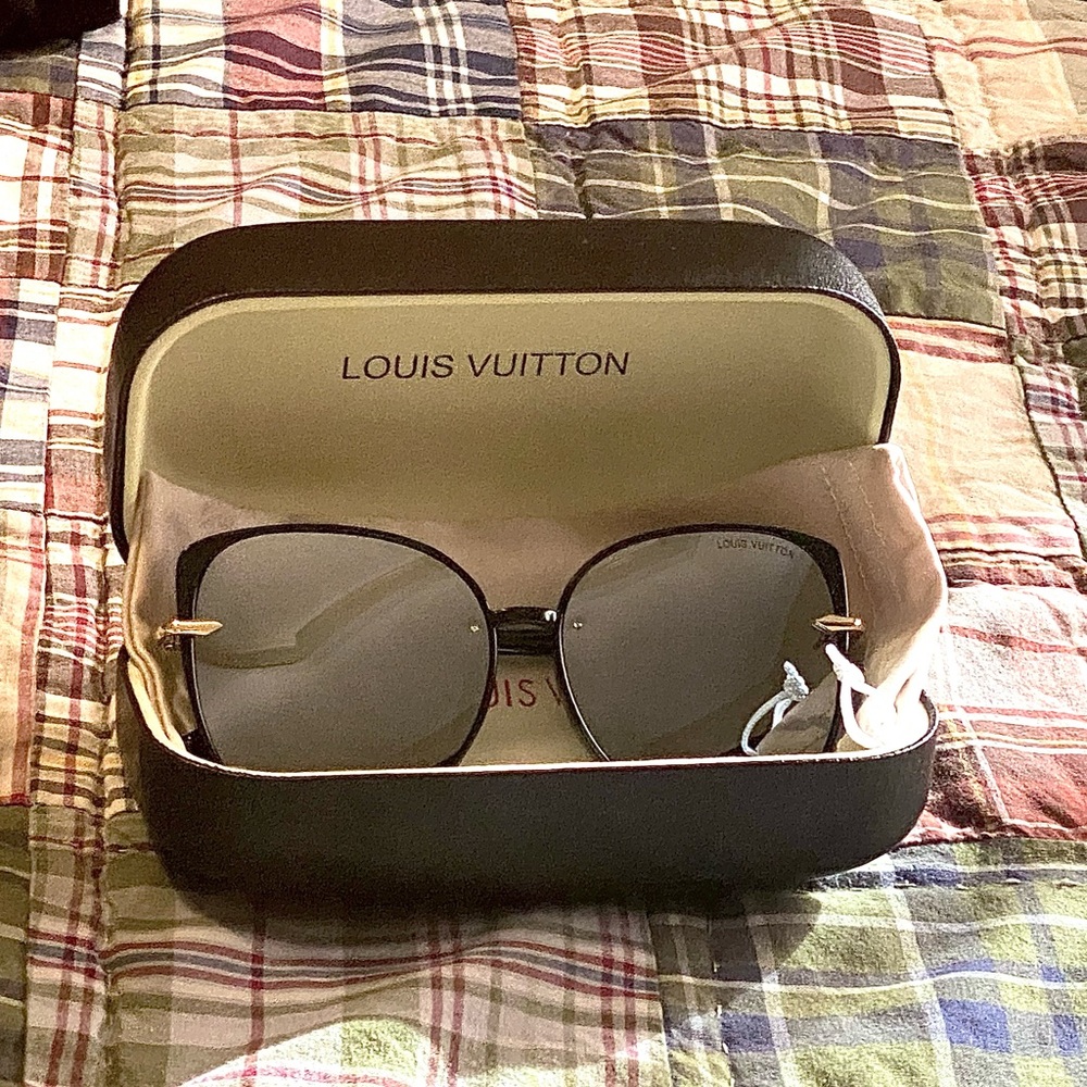1:1 Louis Vuitton cat eye shaped Women’s sun glasses